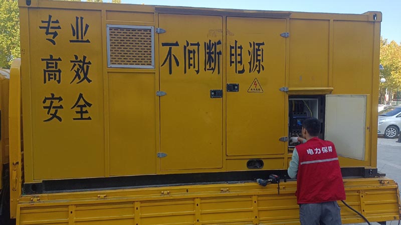华宁柴油发电机组和UPS电源配合使用时，如何避免切换过程中的电力中断？